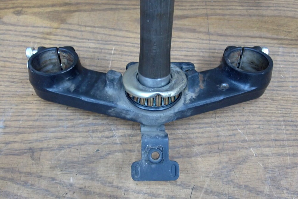 2001 TRIUMPH TROPHY 900 TRIPLE TREE STEERING STEM