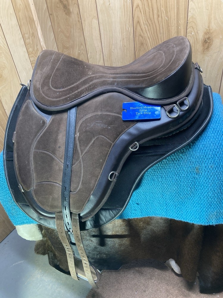 Freeform Treeless English Saddle 18 Inch