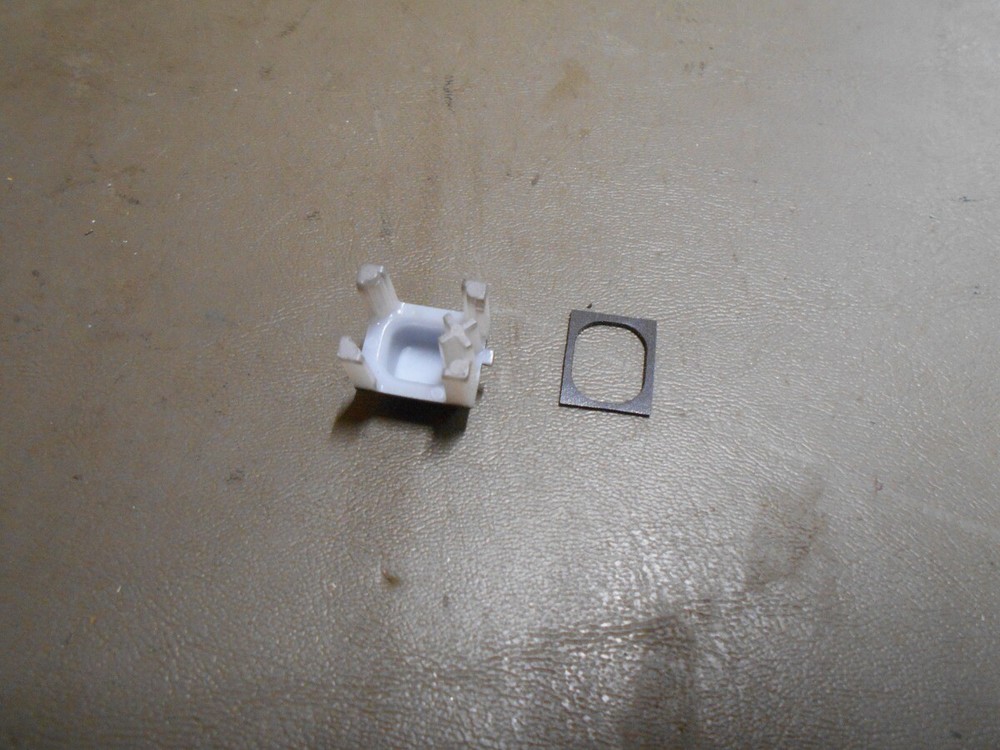 02-05 Deville 02-04 Seville Code U1R Cassette CD Player Radio Eject Tape Button
