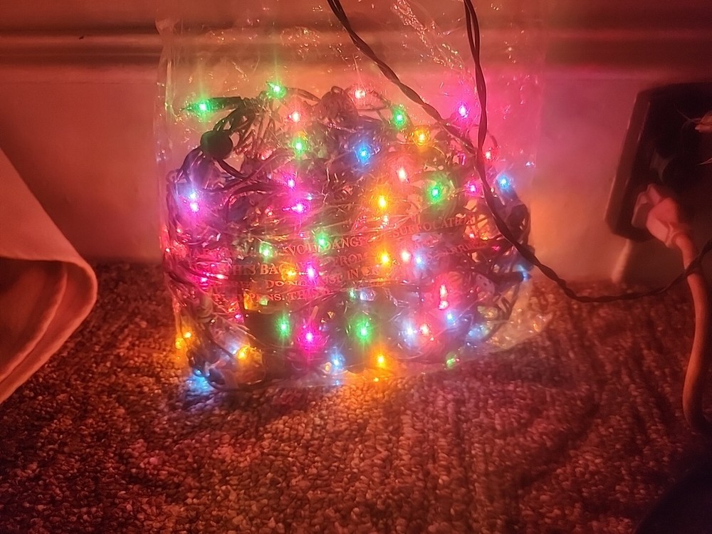 150 CHRISTMAS TREE SHAPE Grid Multi-Color Lights Fits 5-6ft Tree Open Box, Works