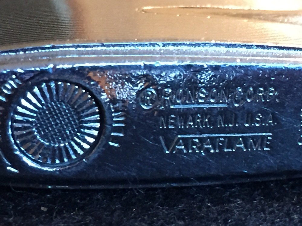 Varaflame Ronson 1950s tailfin lighter / Sleek and Cool!