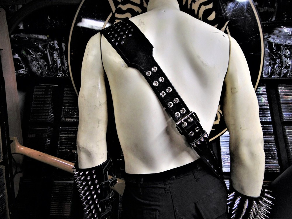 RANDY RHOADS.. LEATHER GUITAR STRAP CHROME RIVET .(MDLS0168)