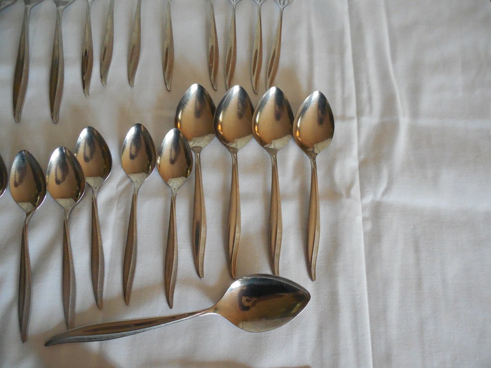 Oneida craft deluxe stainless flatware Textured 35 pcs