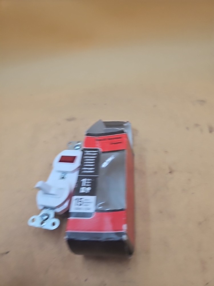 Pass & Seymour 692WGCC6 White Single-Pole Switch & Pilot Light