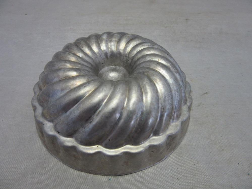Mini vintage bunt cake pan.  mold