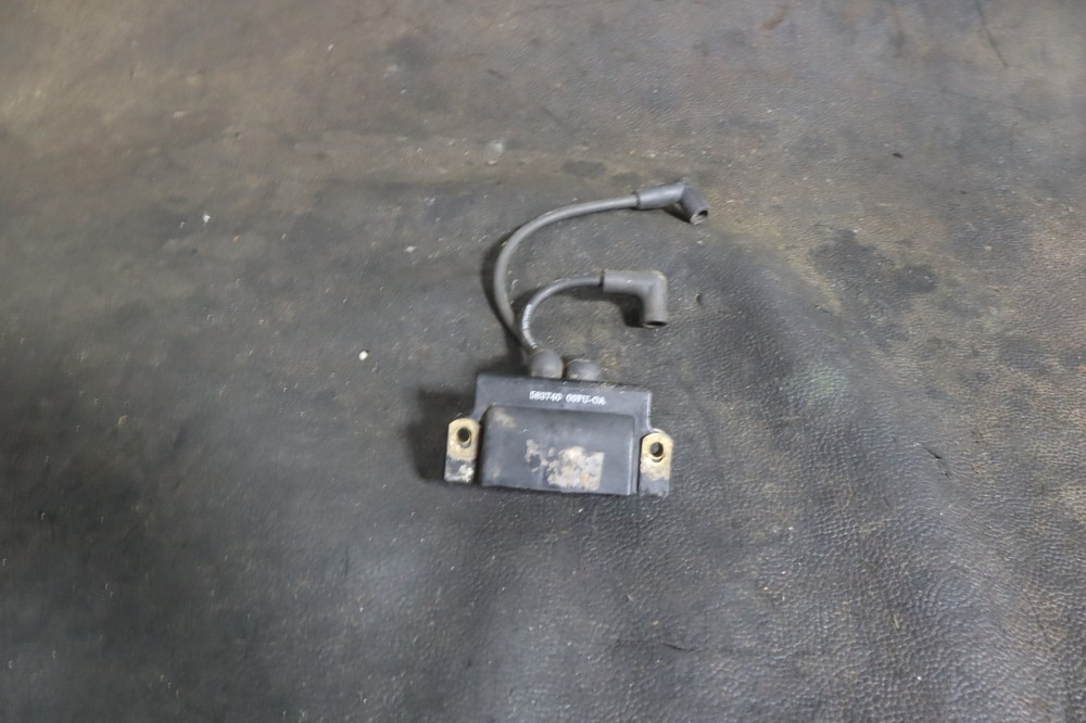 JOHNSON 40HP OUTBOARD IGNITION COIL SPARK PLUG CAP 583740