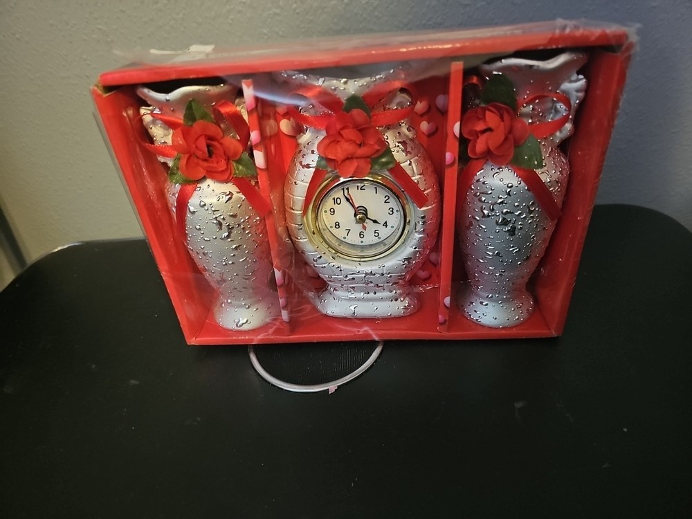 3 Vases With A Clock Set