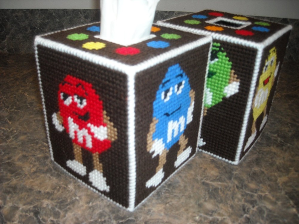 ONE TISSUE BOX COVER - M&M KIDS (Plastic Canvas)