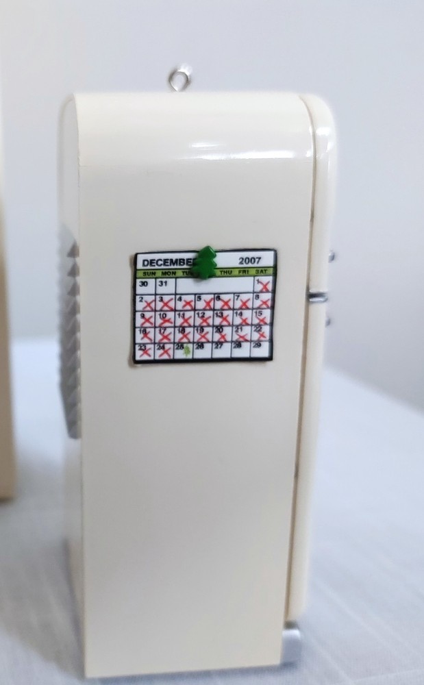 HALLMARK HOLIDAY FRIDGE MAGIC LIGHT CHRISTMAS ORNAMENT