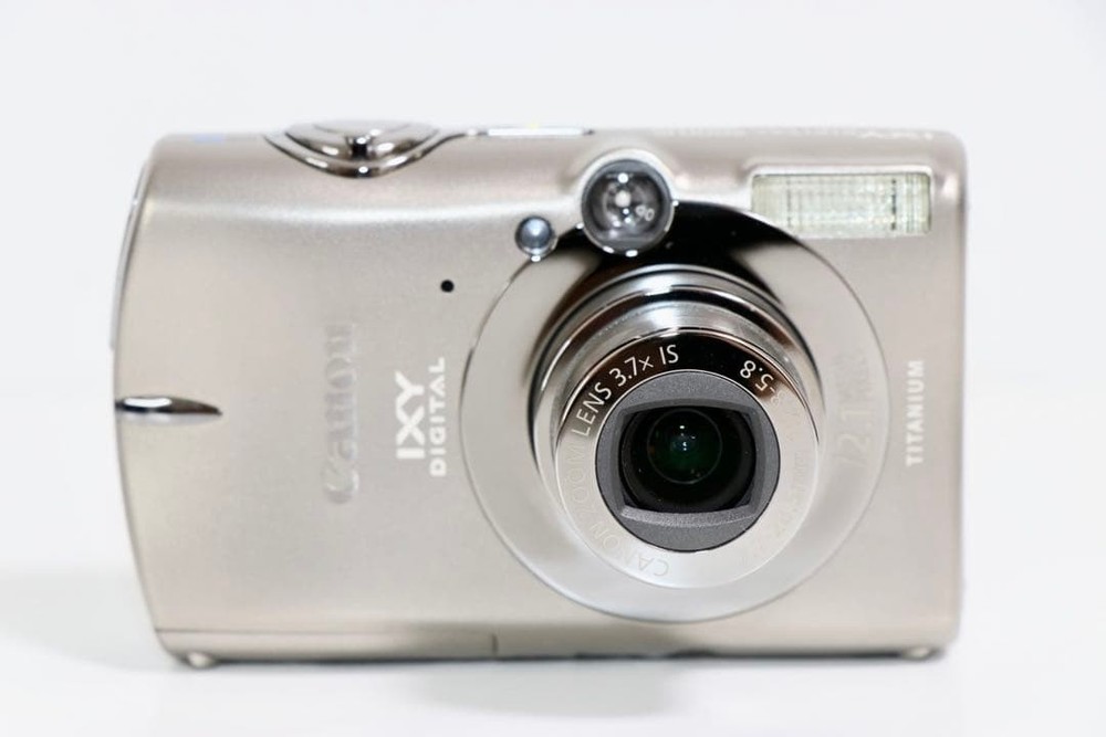Canon IXY DIGITAL 2000 IS Compact Digital Camera Excellent Condition