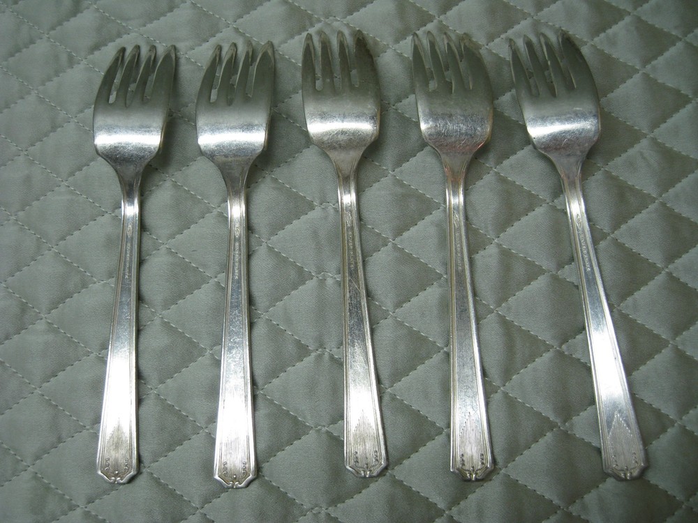 5 VINTAGE DS SILVER PLATE SALAD FORKS DS18
