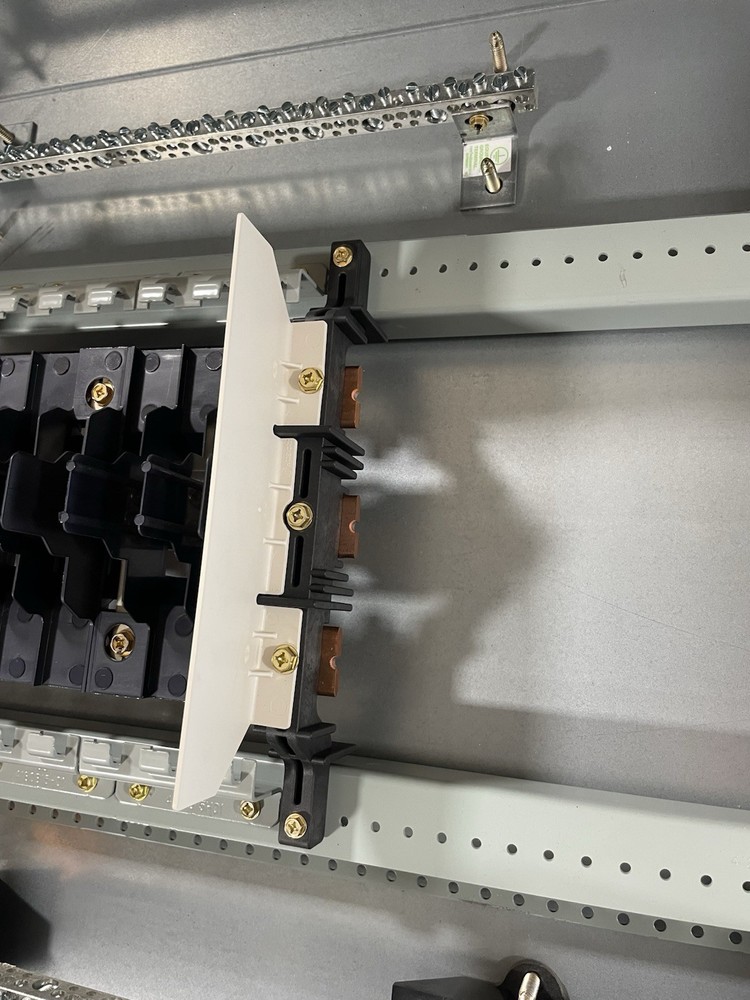 1-225 AMP 480V MAIN LUG PANELBOARD 18 SPACE 3PHASE 4 WIRE COMPLETE PANEL