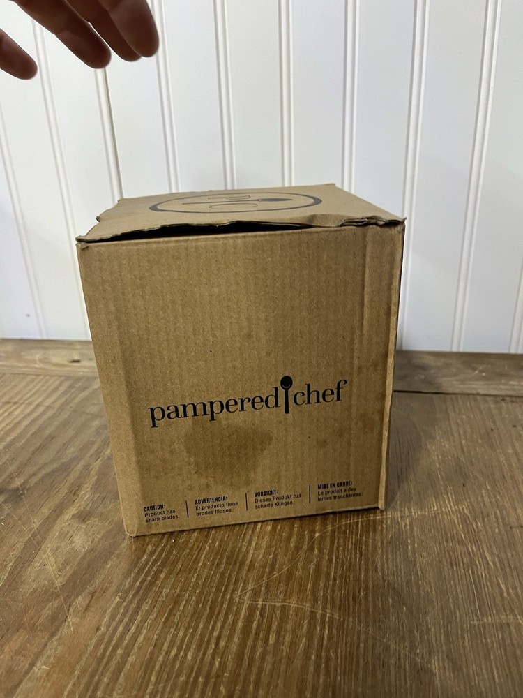PAMPERED CHEF- MANUAL FOOD PROCESSOR 2581 - IN ORIGINAL BOX - EUC