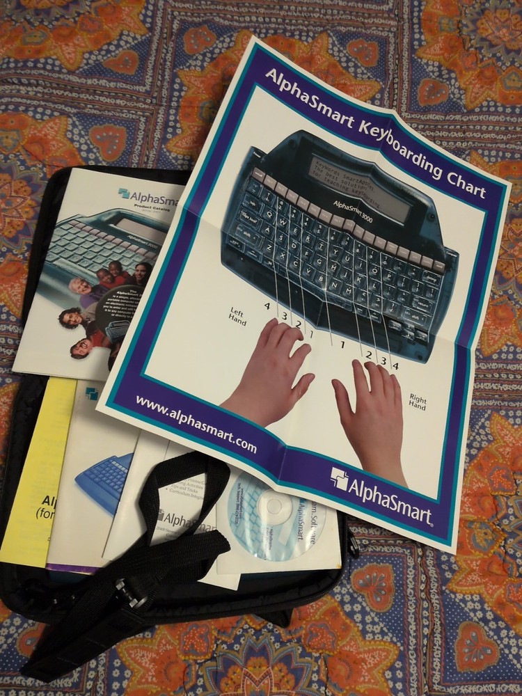 AlphaSmart 2000 Portable Keyboard Word Processor W/Carry Case Booklets CD