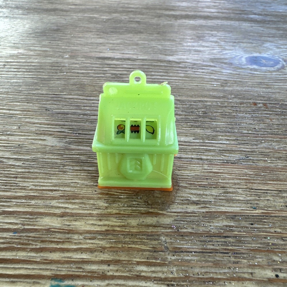 VINTAGE  MINI  PLASTIC SLOT MACHINE COLLECTIBLE. As Is