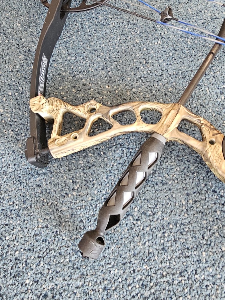 Diamond Archery Infinite Edge Pro Compound Bow 70# Draw w/ Case, Quiver, Release