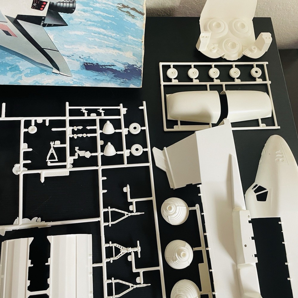 Monogram Space Shuttle Challenger 1/72 Model Kit #5702 One Piece Missing