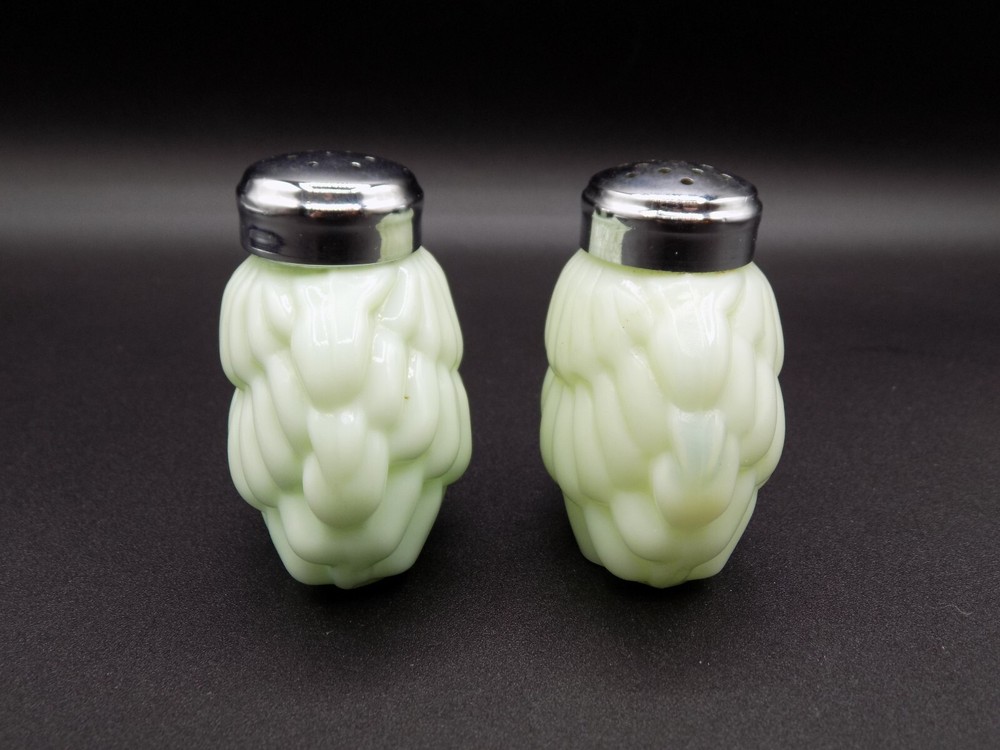 EAPG CONSOLIDATED Green Overlapping SHELL Pattern Salt & Pepper Shakers