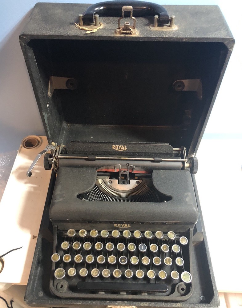 Antique Royal Typewriter In Black Carry Case Older Model