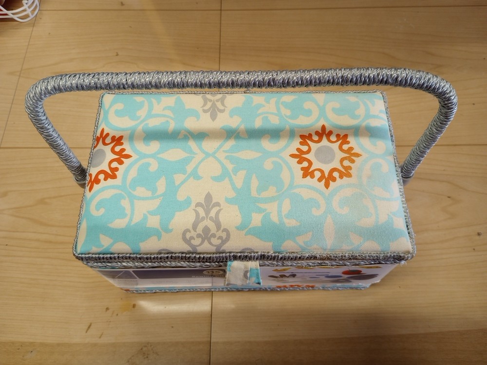 Sewing Basket Sewing Kit, Needles, Thread, Pins, Scissors New Read Description