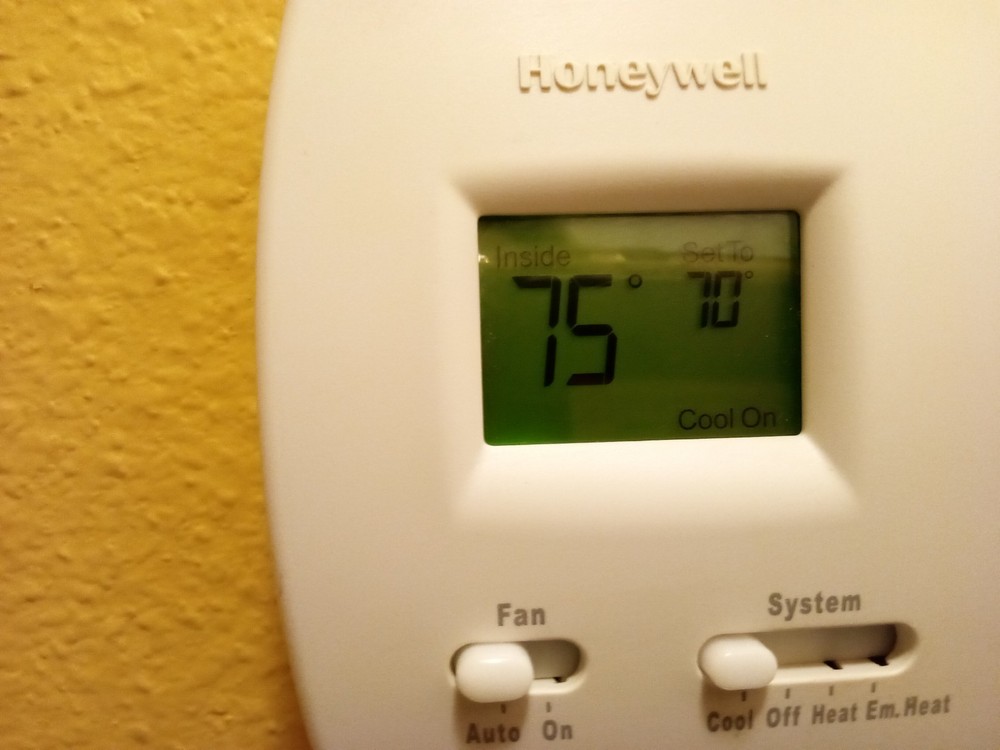 Honeywell TH3210D1004 Non-Programmable Thermostat PRO 3000 (Tested)