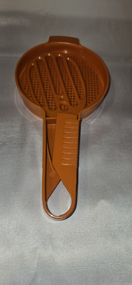 Vintage Tupperware 1689 Orange Sift-It Hand Held Sifter