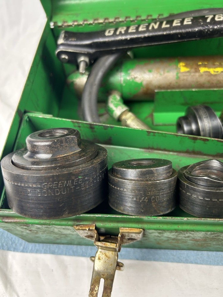 Greenlee 767 Hand Pump & Ram Hydraulic Knockout Driver With Conduit Punches