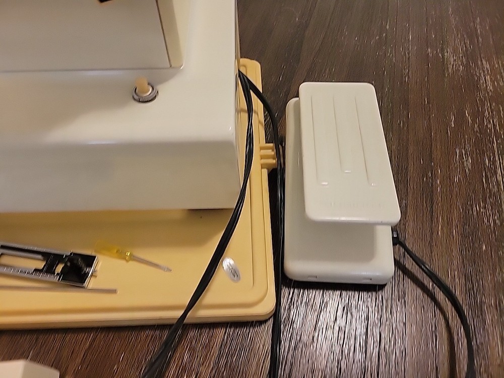 Sears Kenmore 10 Sewing Machine • Model 158 • Clean/Tested • Inc Pedal + Case