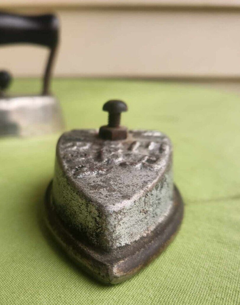 Small Dover Sad Iron. No. 822