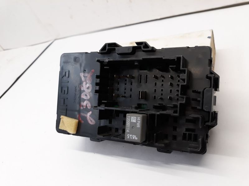 17 SILVERADO RIGHT SIDE CABIN FUSE BOX