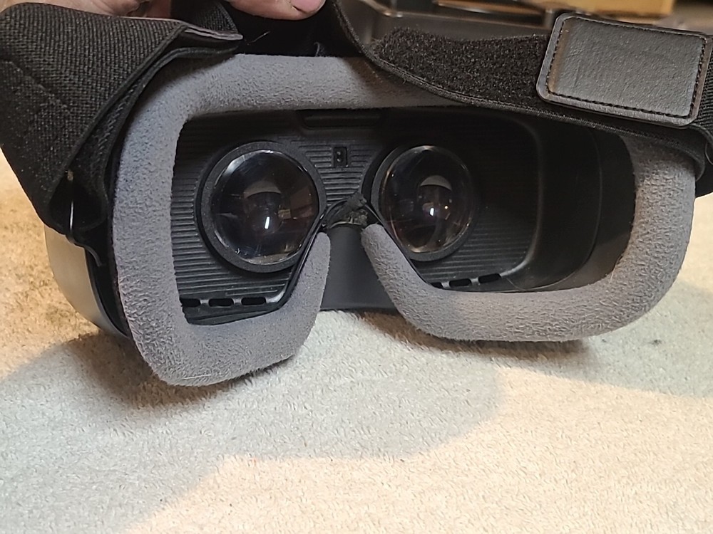 Samsung SM-R324 Gear VR W/Controller Powered by Oculus