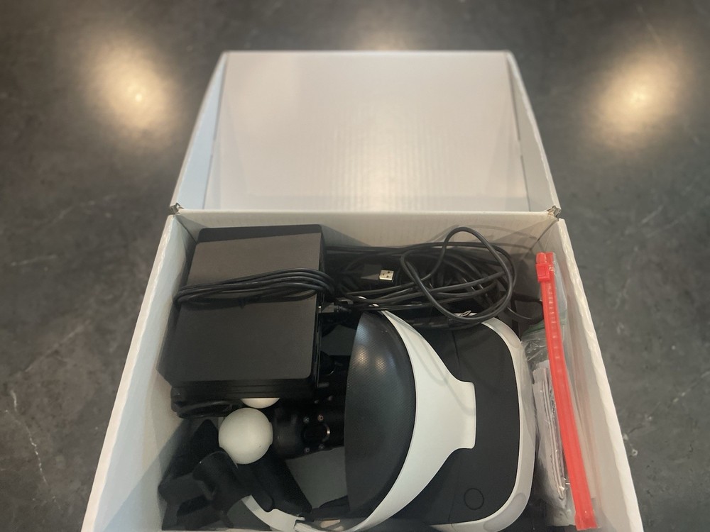 Sony Playstation 4 VR Bundle **Camera/Controllers/Orig Box/Paperwork**