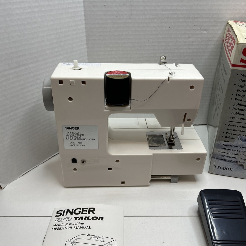 Singer Tiny Tailor Mending Machine TT600A w/Accessories Original Box