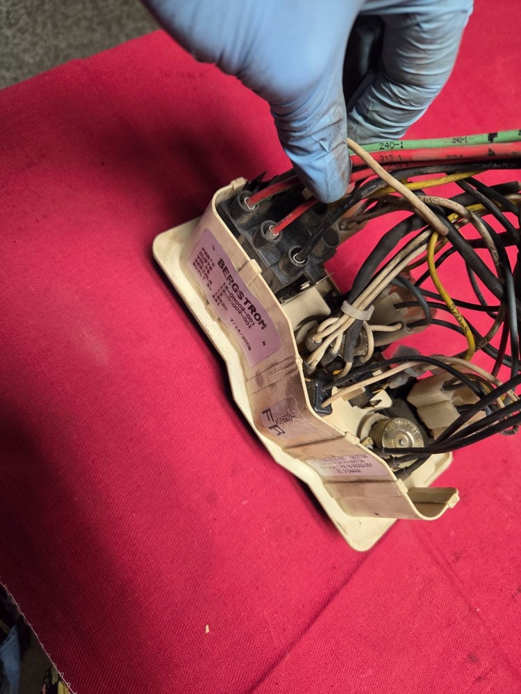 BERGSTROM TEMPERATURE CONTROL SWITCH, PANEL, KNOBS, HEATER, HVAC 18 05002 001