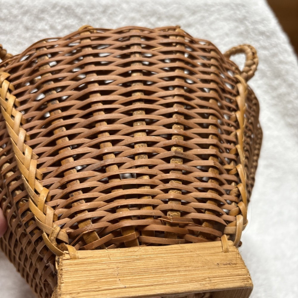 Vtg Wicker Rattan Basket With Lid Handle Footed See description