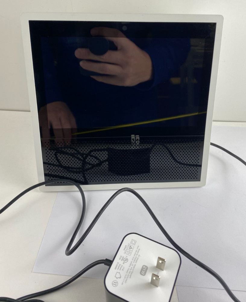 Amazon Echo Show 1st Generation W/AC 7" Display White / Black - 2017