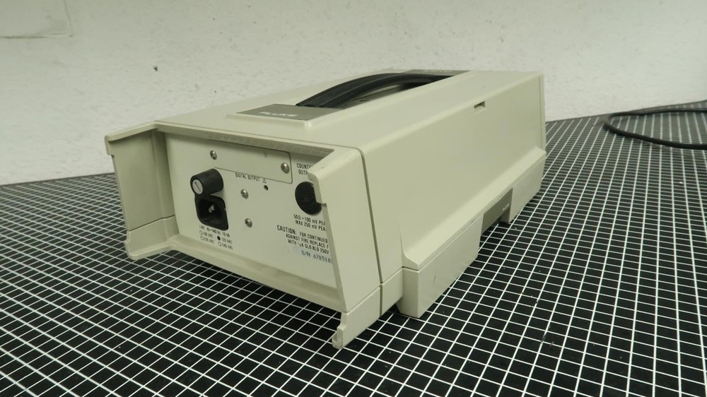 FLUKE 8921A TRUE RMS VOLTMETER