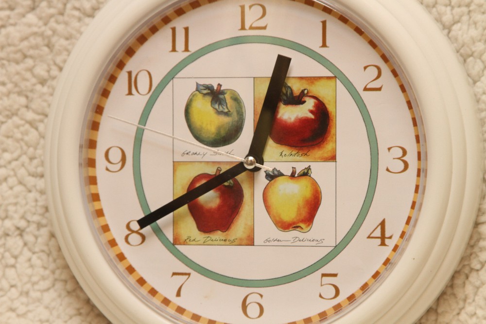 APPLES CLOCK 9" MINT NEW IN BOX