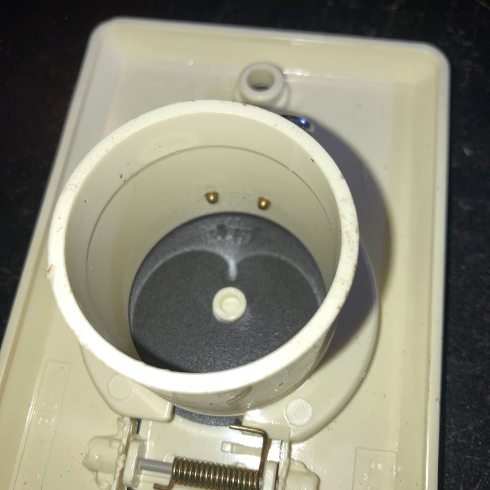 Beam weatherproof outlet cover