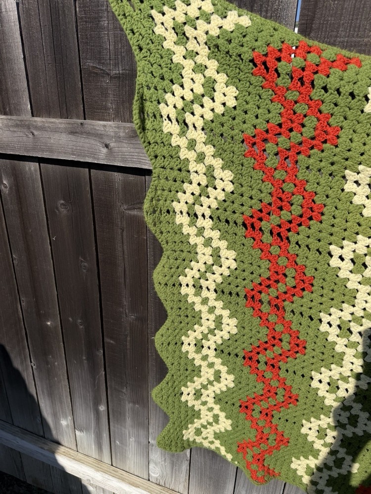 Vintage Homemade Afghan Approx 69x45” Zig Zag Pattern