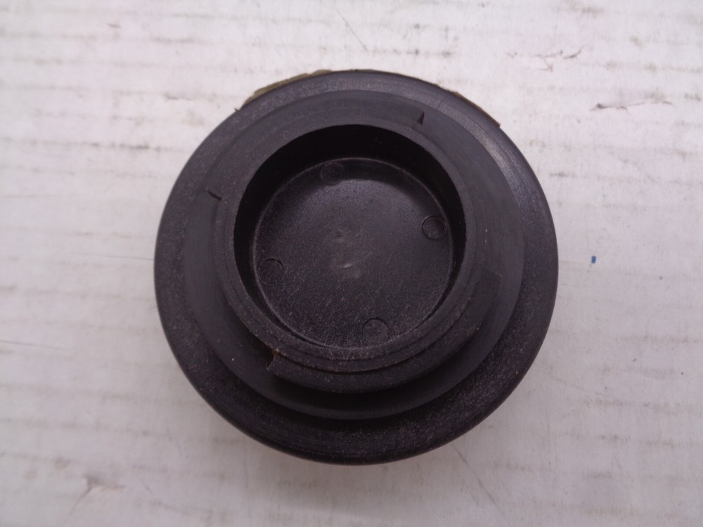 JOHN DEERE FILLER CAP - RE32141