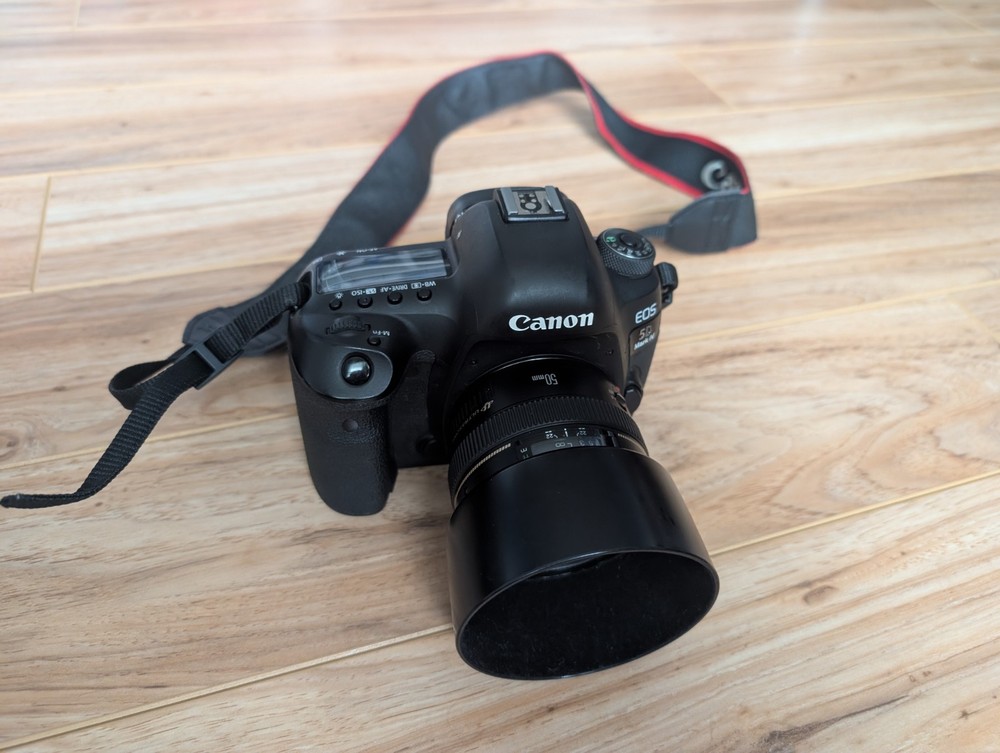 Practically New Canon EOS 5D Mark IV Digital SLR Camera Black w/ Accessories