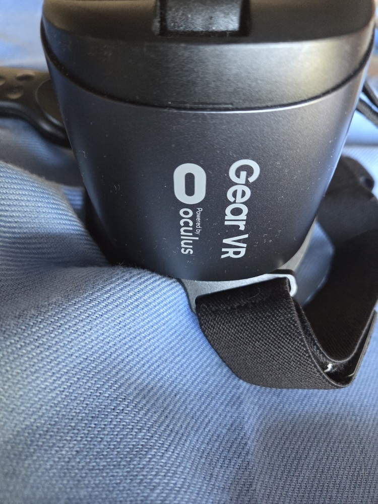 Samsung Gear VR SM-R325 Oculus with Controller