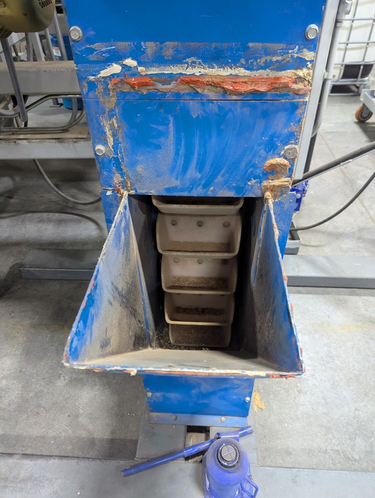 BUCKET ELEVATOR - 24' Universal Industries