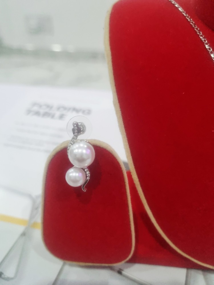 Necklace and Earrings Set.