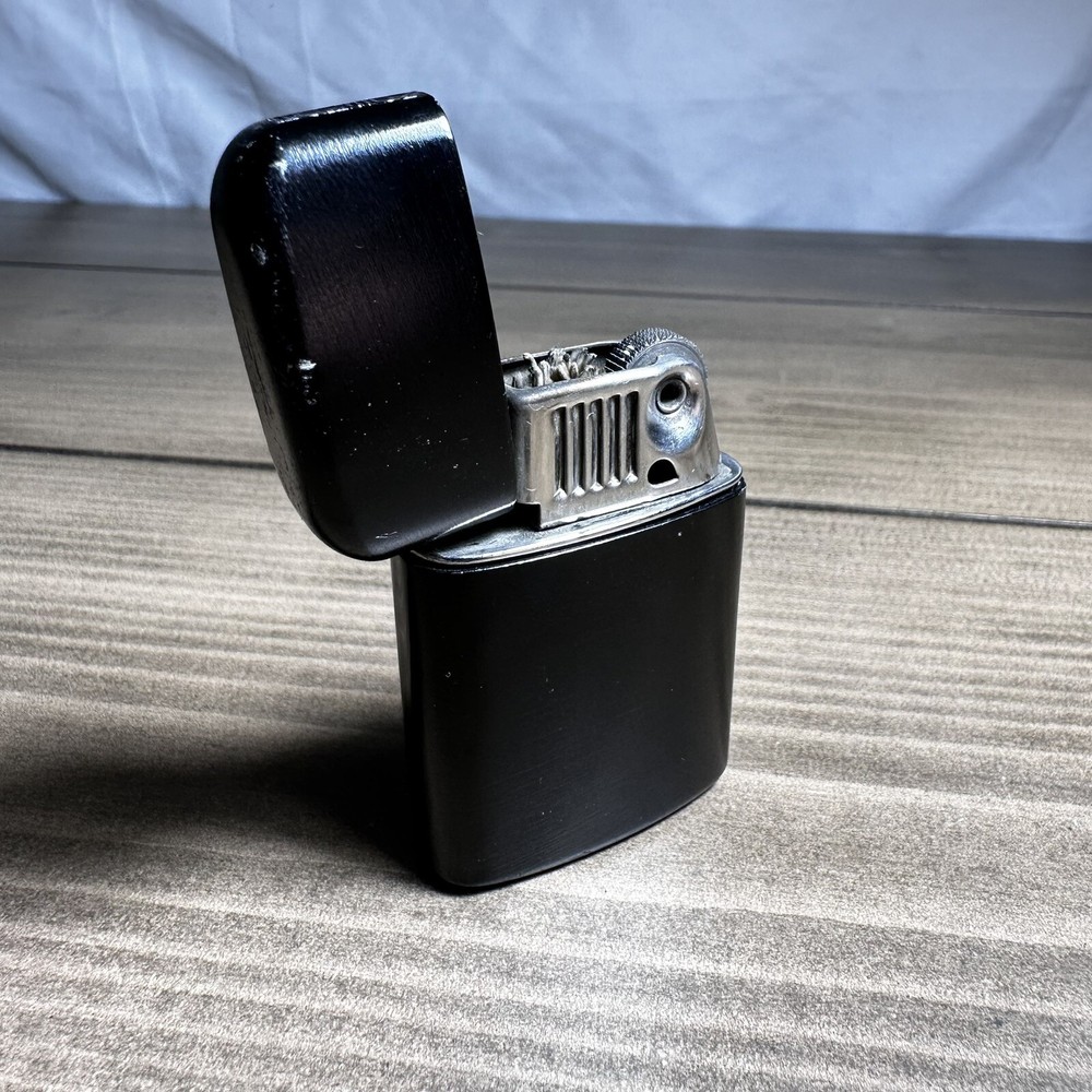 Vintage Black Ronson Typhoon Fluid Windproof Lighter 188.507 Retro Flame Source