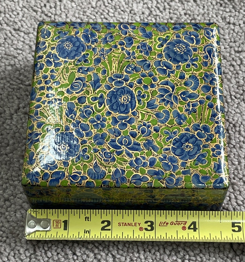 VINTAGE PAPER MACHE LACQUERED BOX AND 6 COASTERS SET