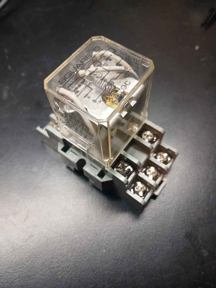 SQUARE D RELAY 8501 RSD43V53  with 8501NR43 SOCKET