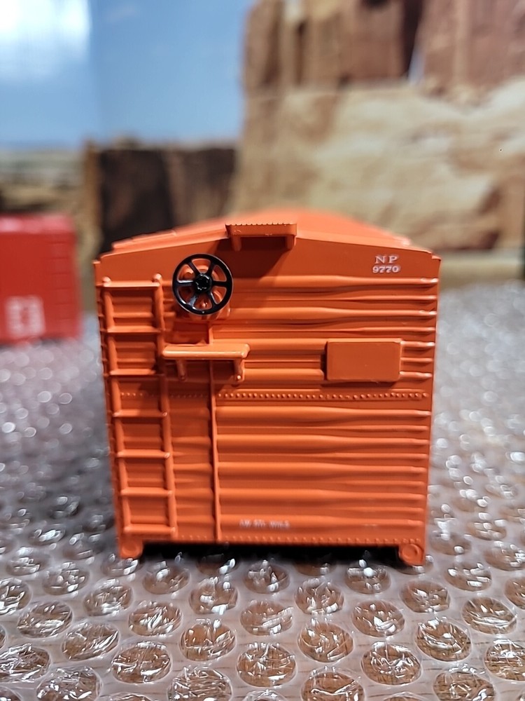 Williams O Gauge Burlington And NP Plastic Shells