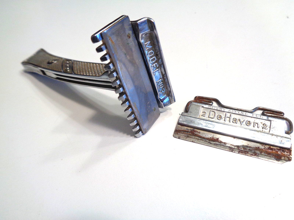 VINTAGE DeHAVEN MODEL NO. 3 RAZOR IN BAKELITE/CELLUOID CASE